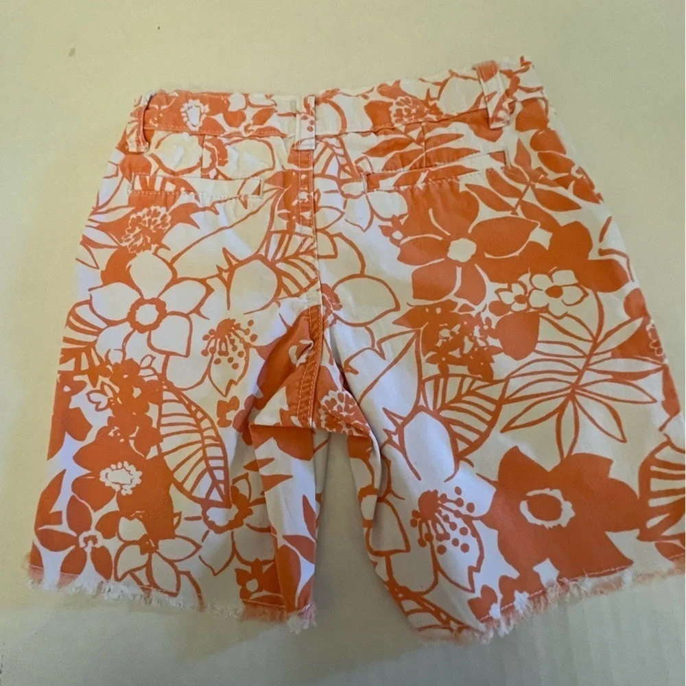 GYMBOREE GIRLS PULL ON SHORTS.  SIZE 4   Light Orange & White Floral